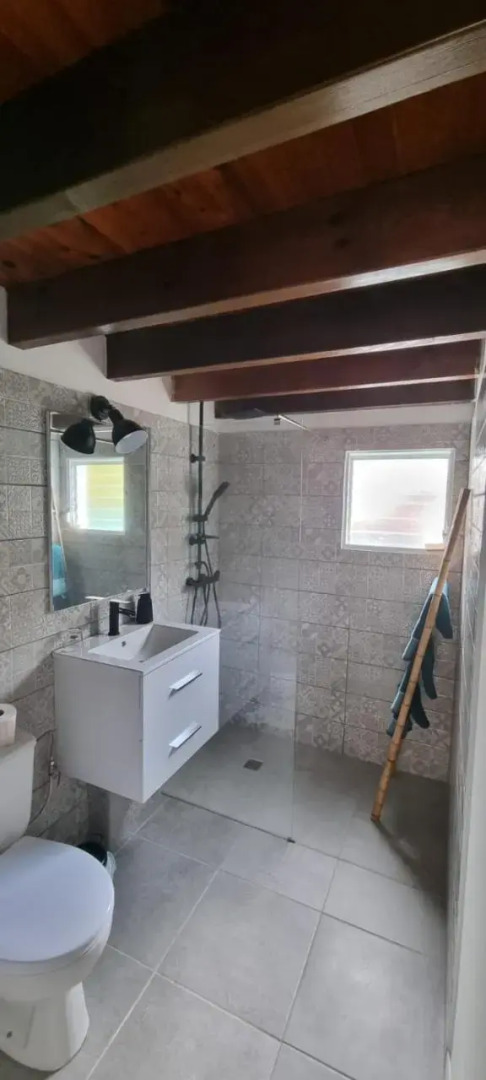 T2 tropical en bord de piscine à 100m de la mer