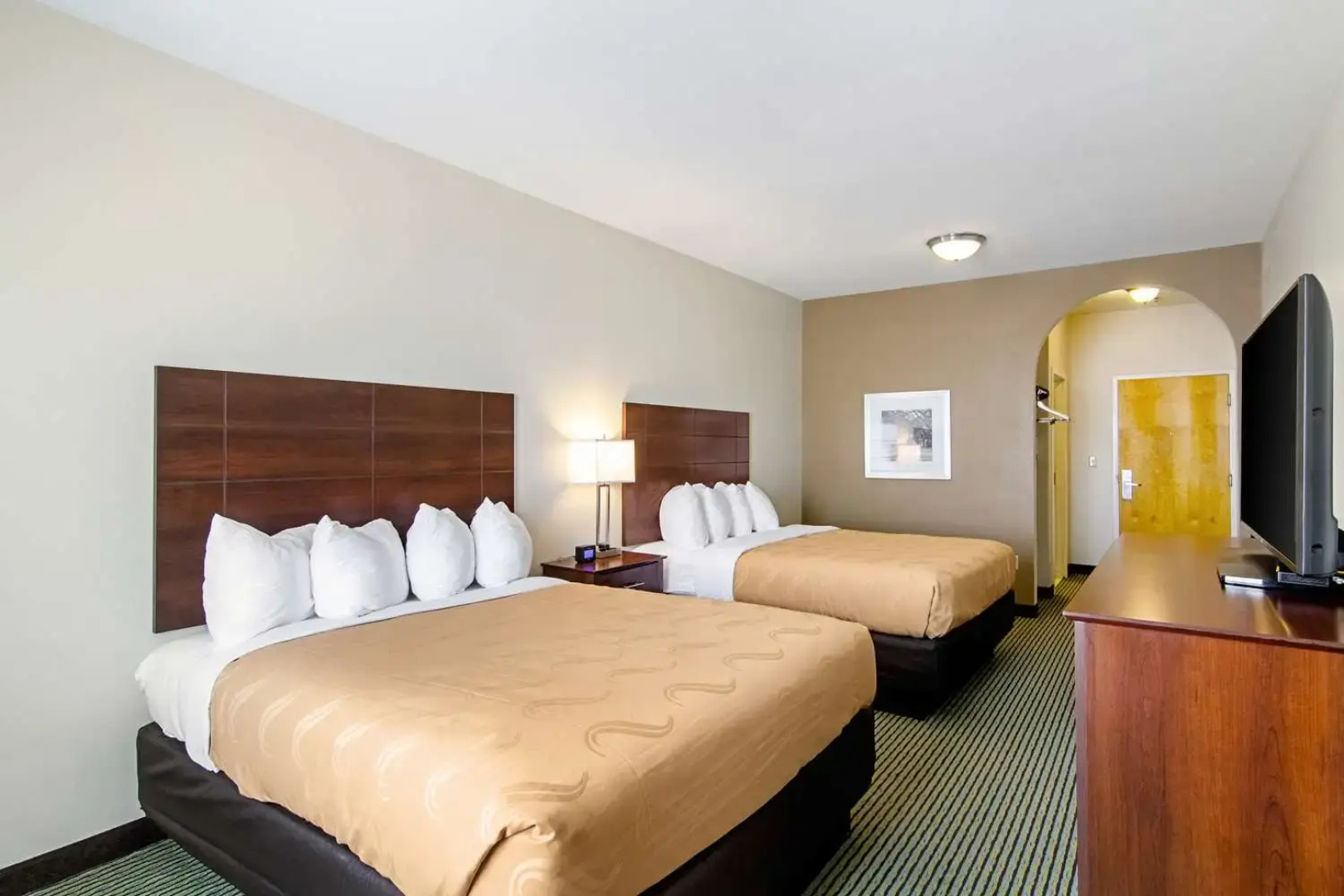 Quality Inn & Suites Near Tanger Outlet Mall