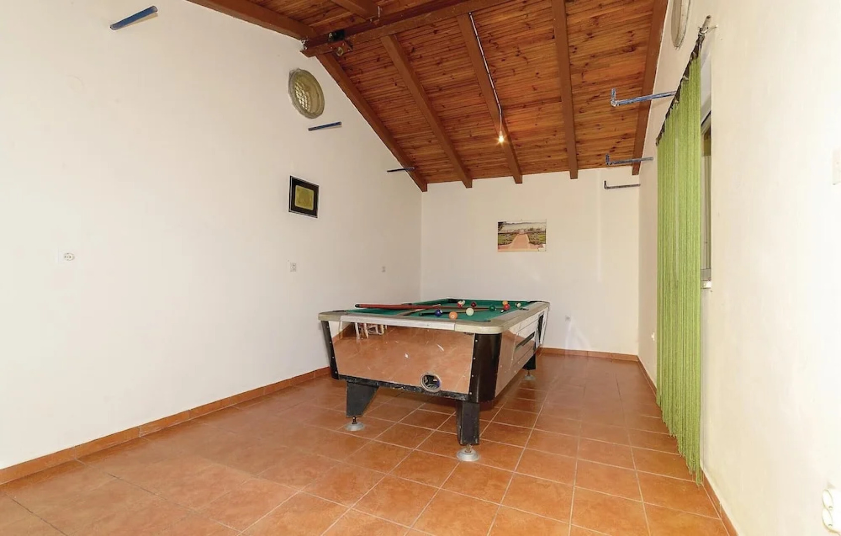 Beautiful Home in Banj With Wifi and 5 Bedrooms