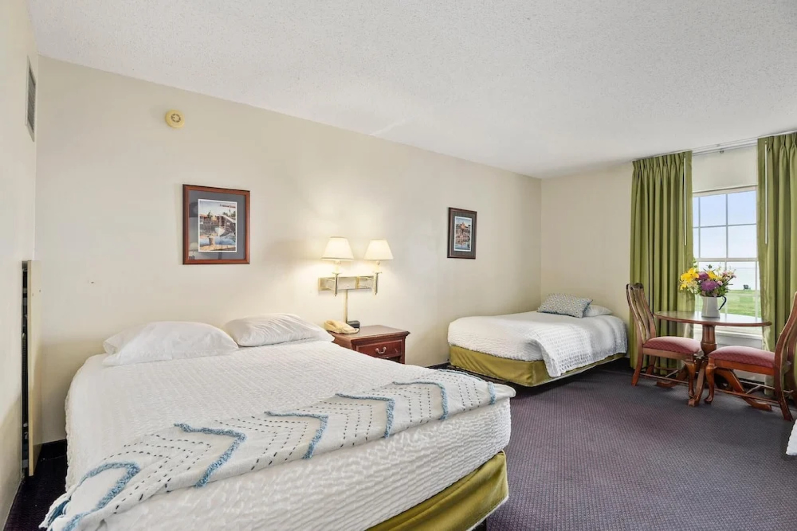 Spectacular Top Floor Deluxe Suite With Beautiful View & More!