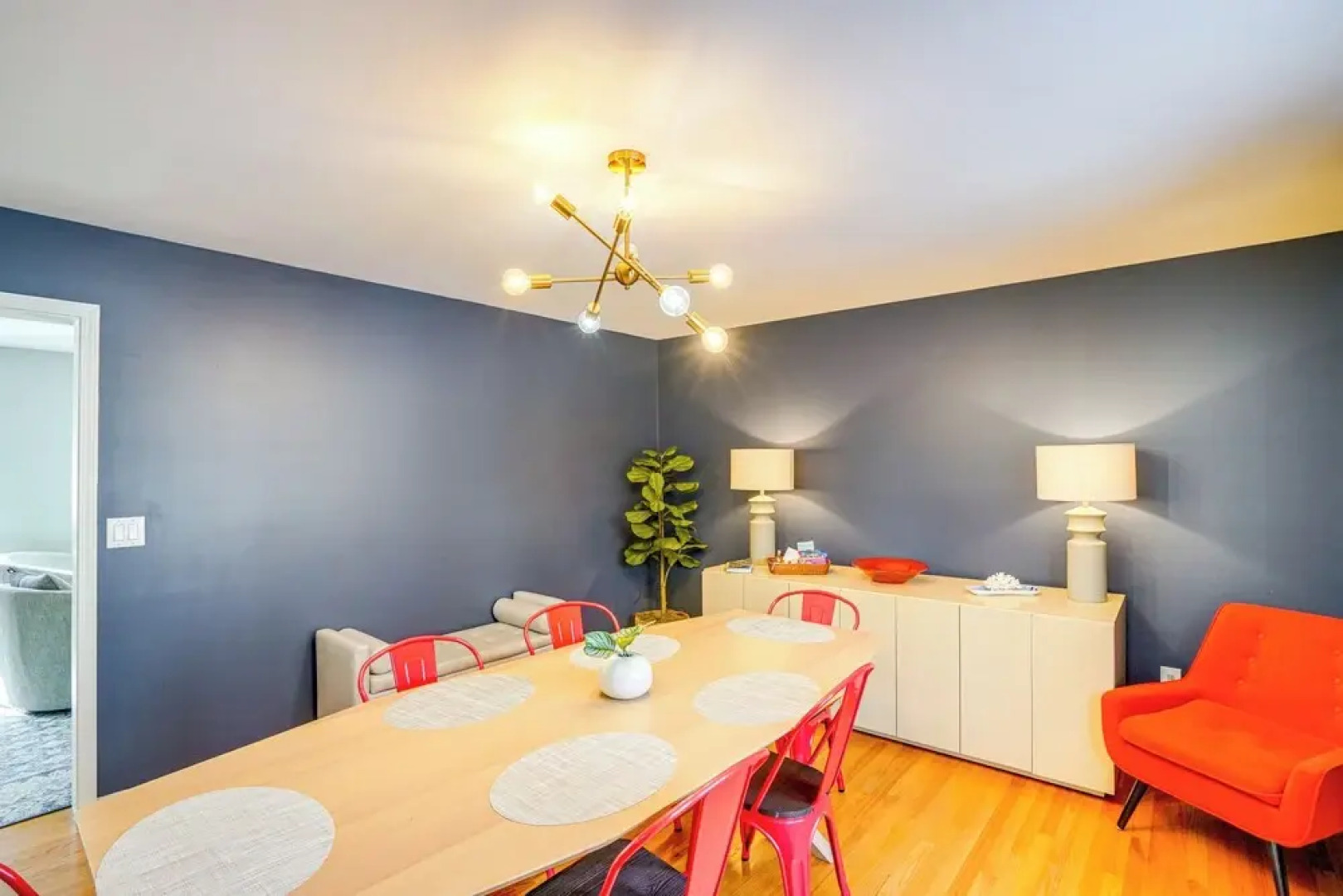 Walk to Dining: Downtown Lenox Guest House!