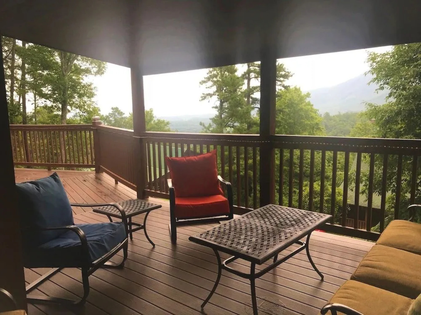 Bearmont Lodge 4 Bedroom Cabin by RedAwning