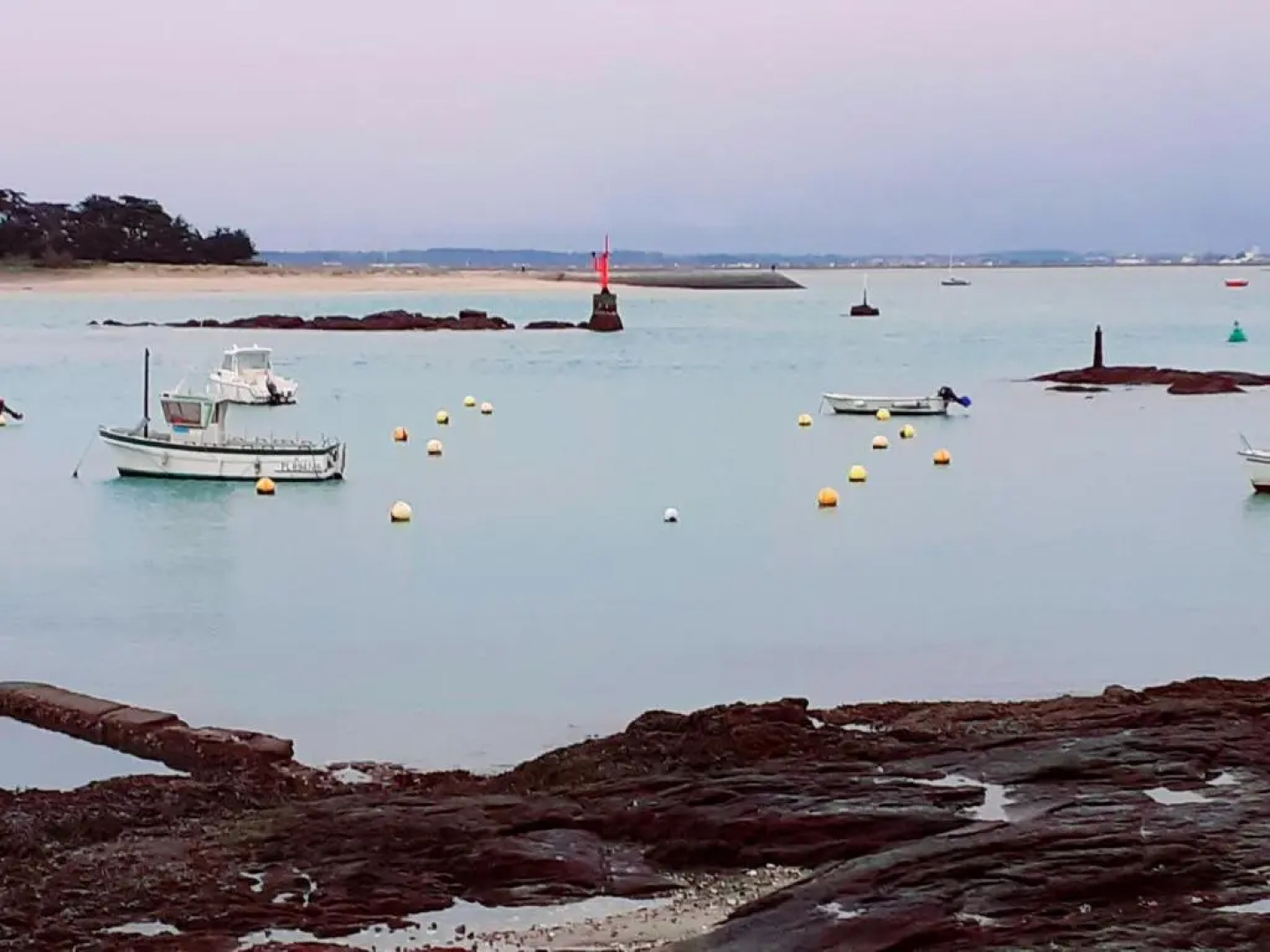 Charmant Studio en duplex esprit loft avec balcon vue mer, et piscine extérieure