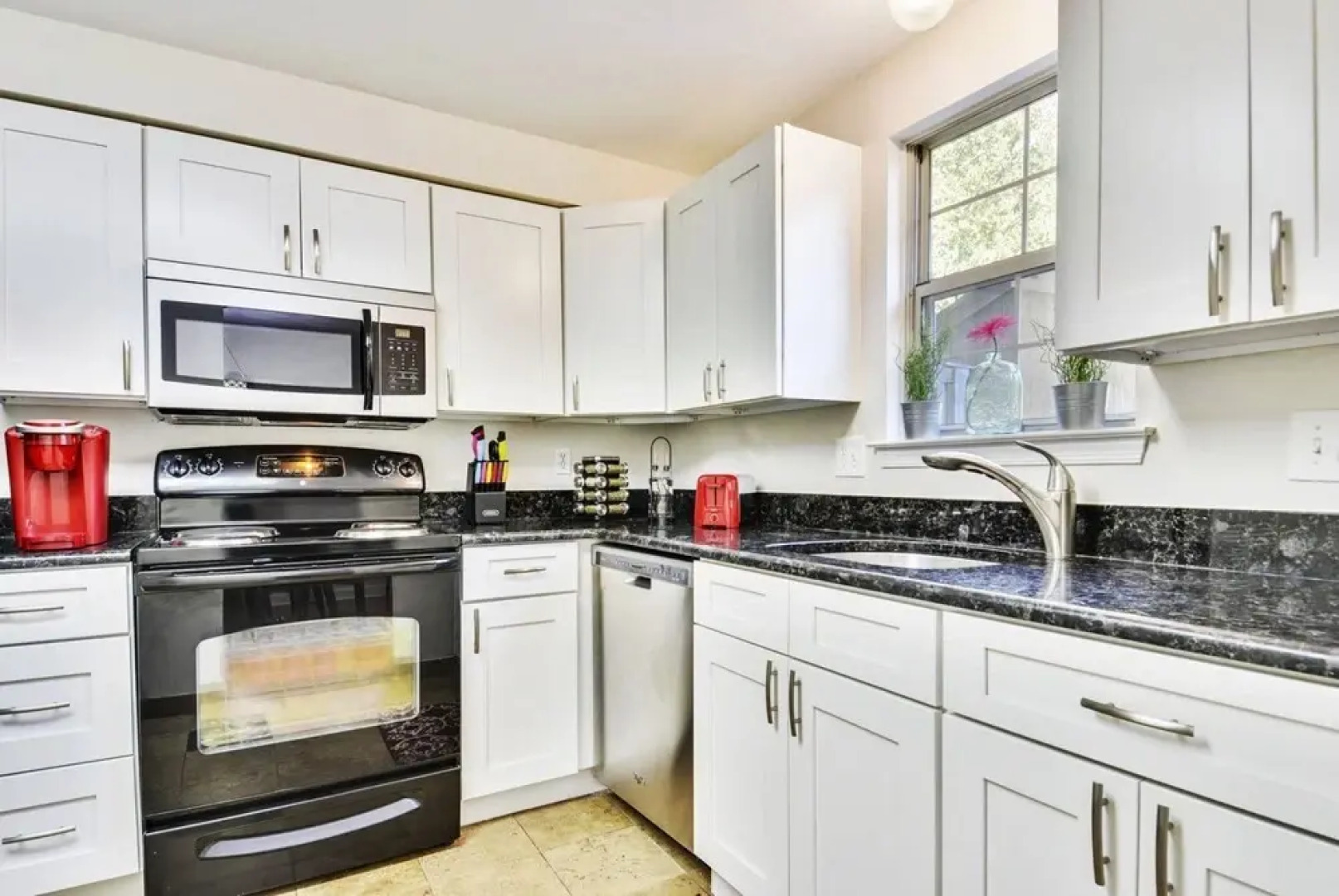 Top Rated Townhome - Our Reviews say it All. Large Discount During Pandemic. Self Checkin, Pet Friendly! Super-host Support