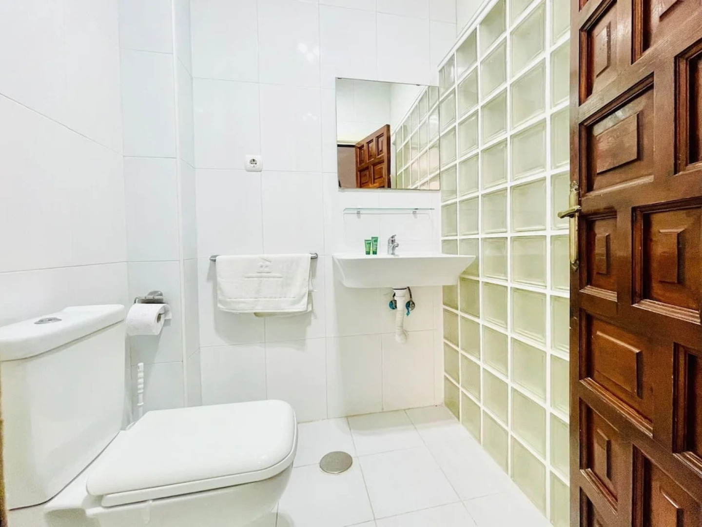 Mountain-view Apartment by Sea