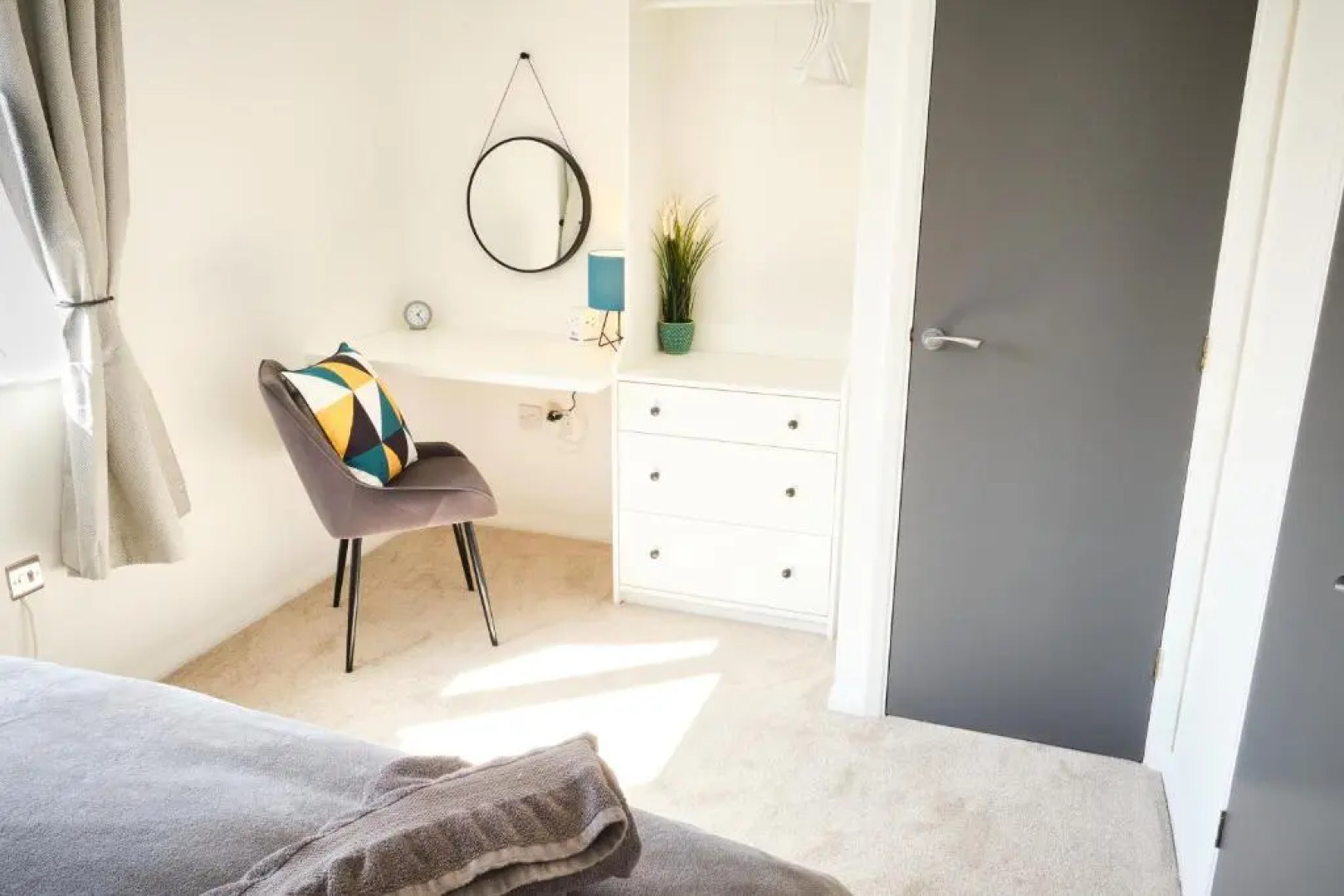 Parkway House - Modern with great transport links