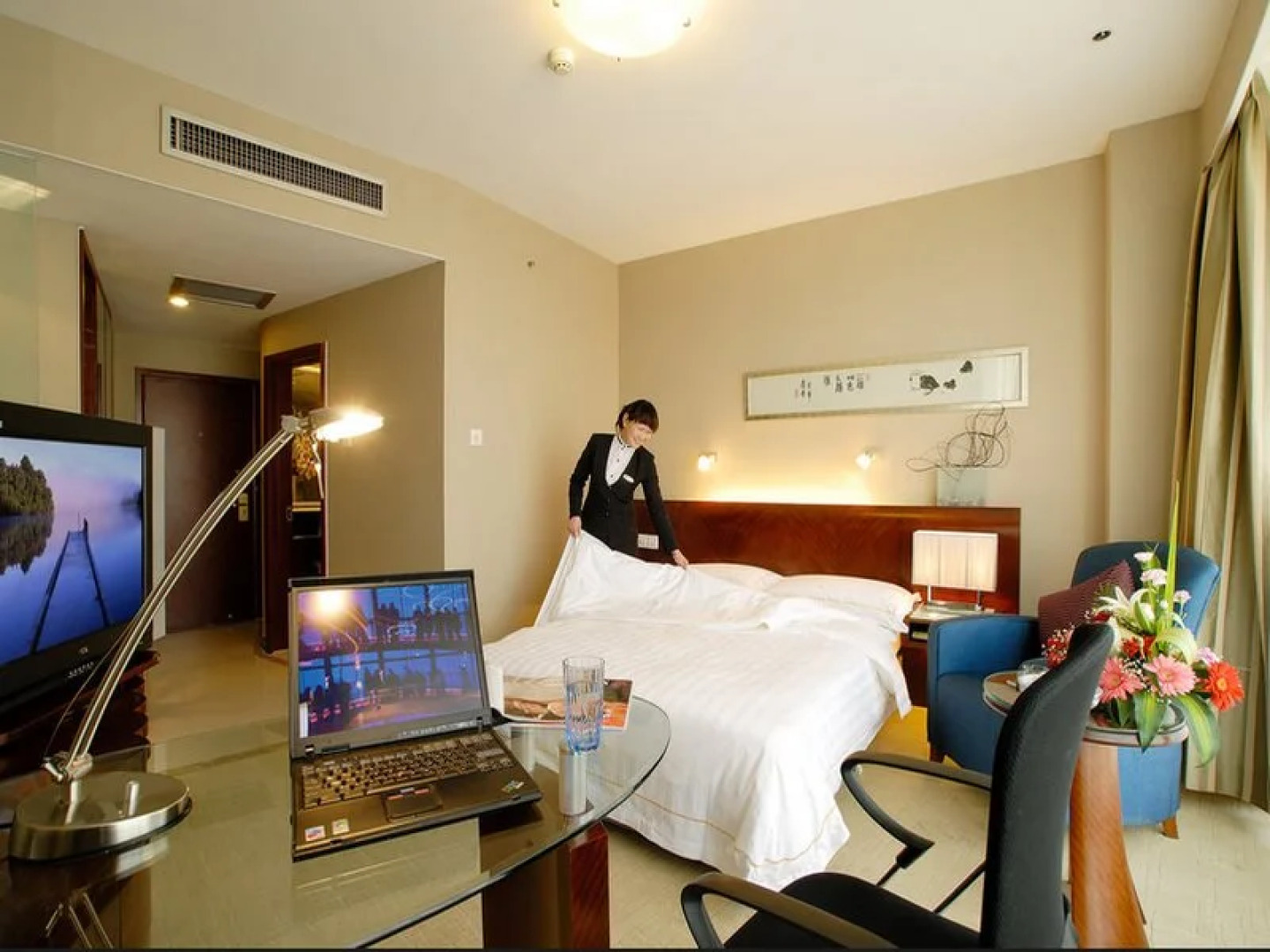 Yun-Ray Ambassador Hotel