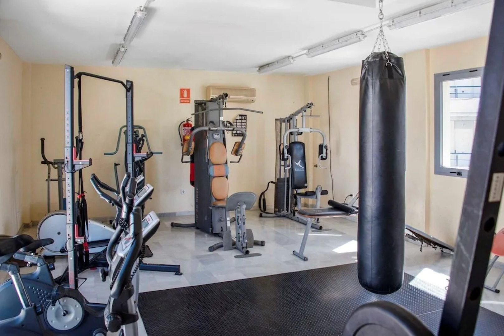 2BR  Apartment with Sea View, Gym and Pool Ref 129