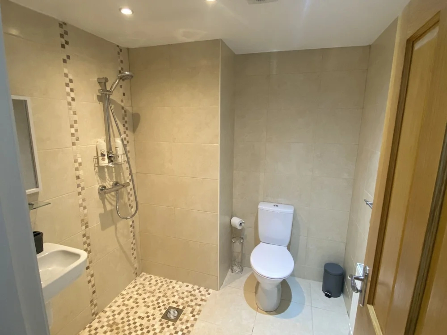 Rostrevor Valley Holiday Park- En-suite Rooms with Hot tub and Private Car Service
