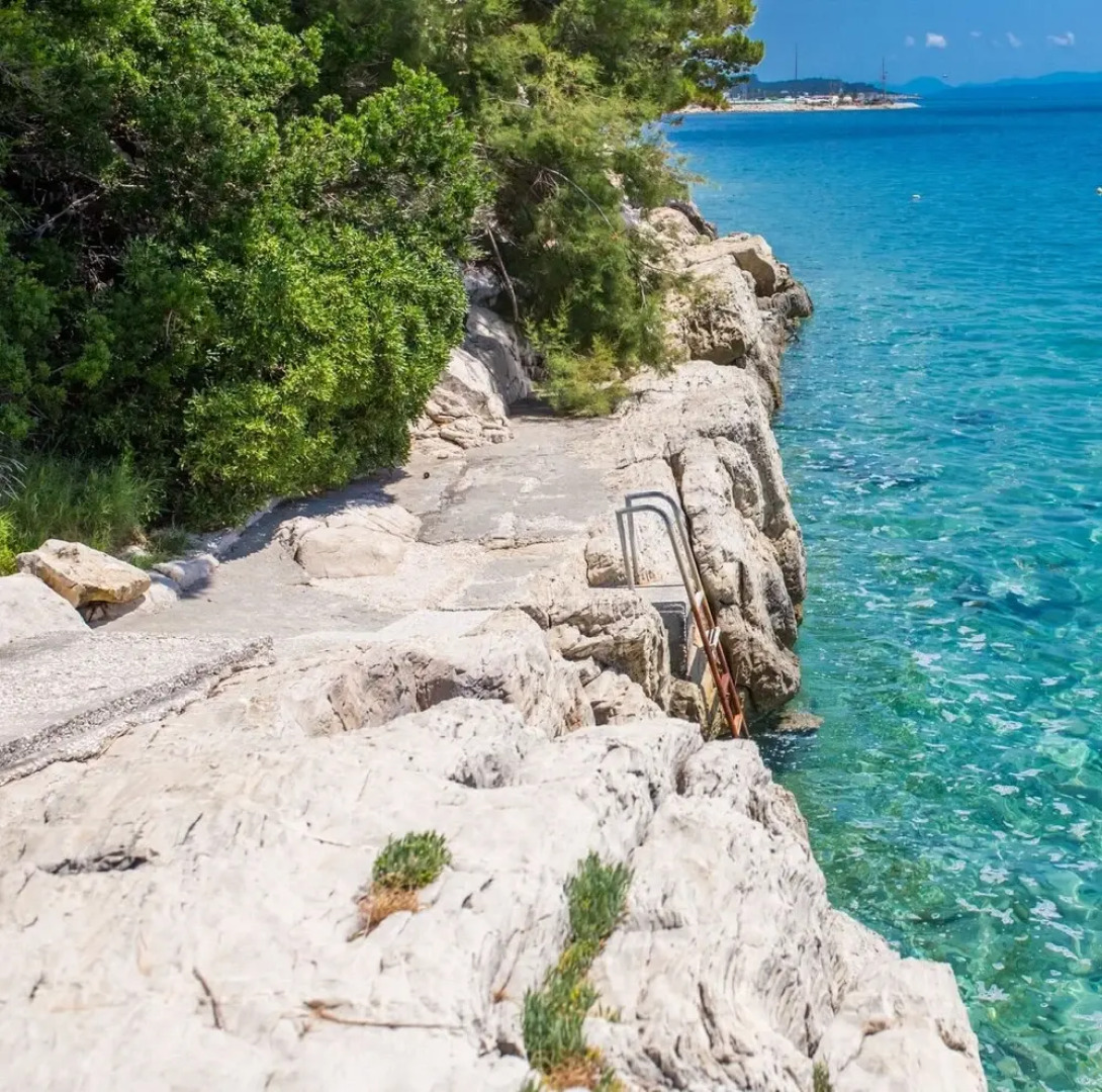 Apt Next to the Beach w Balcony and sea View