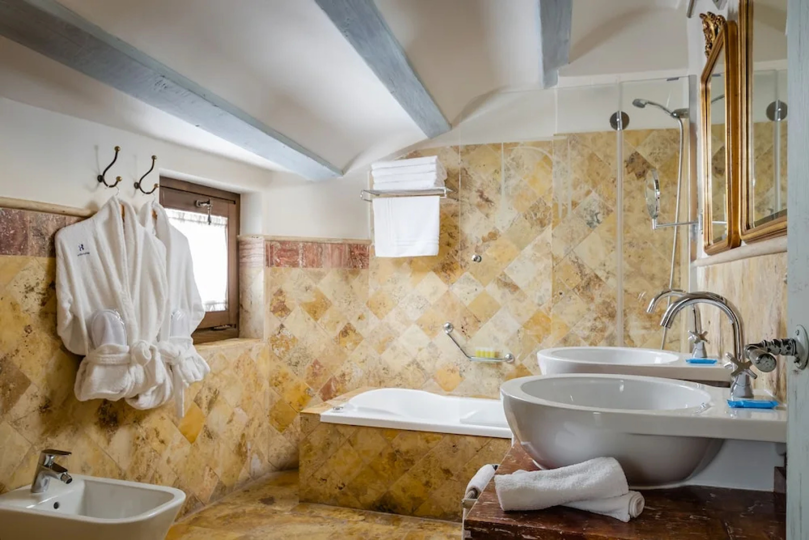 Hotel  YIT La Casona del Arco