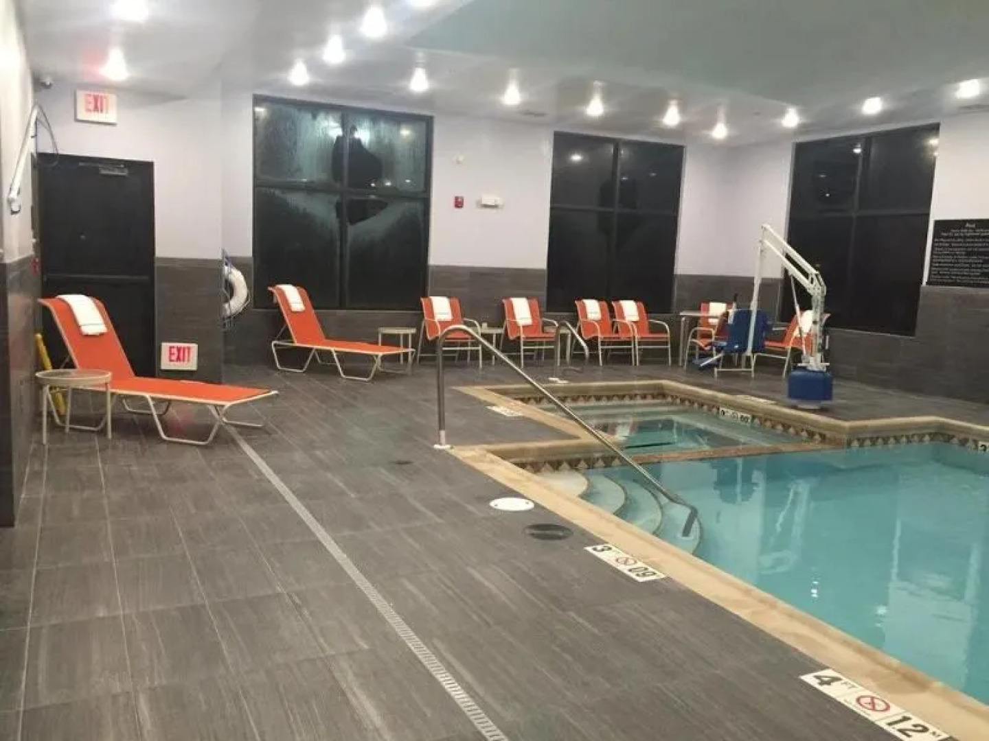 Flag Point Inn & Suites Pratt By Fairbridge