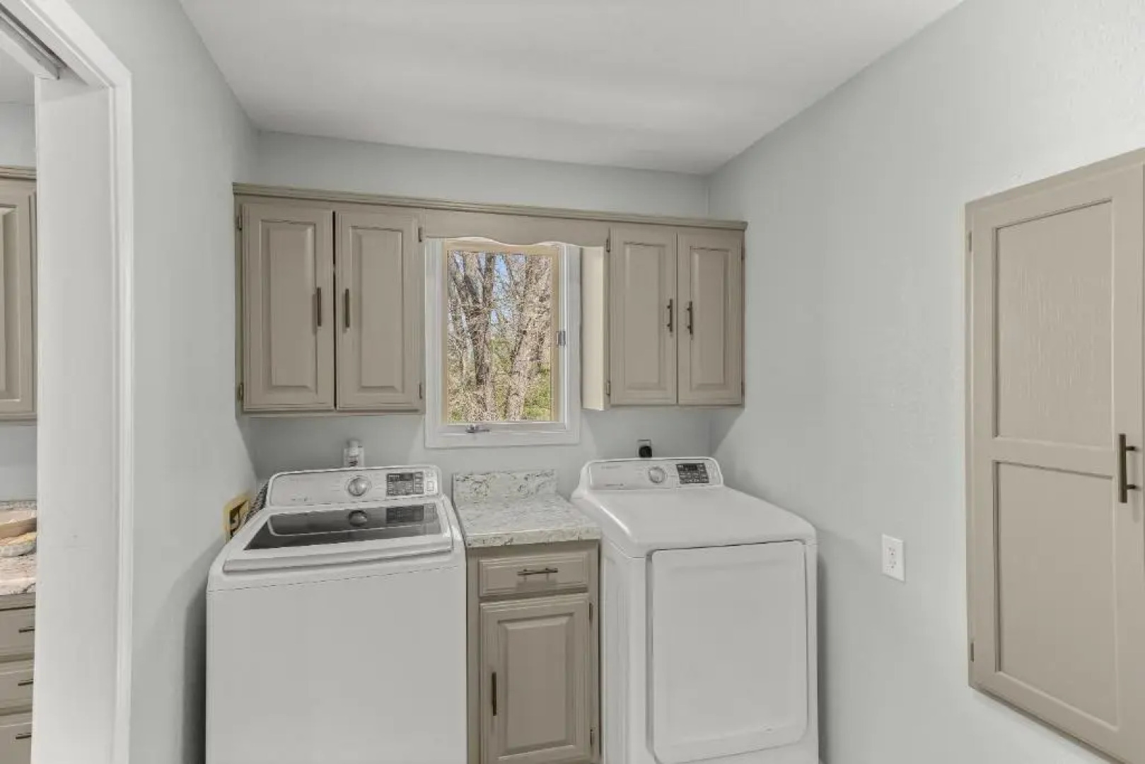 Charming Getaway near Tweety Bird Trail Backyard