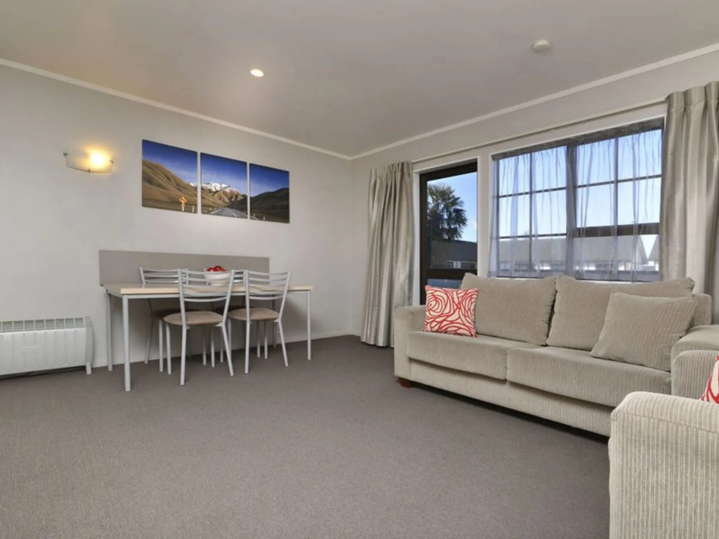 Knightsbridge Court Motor Lodge