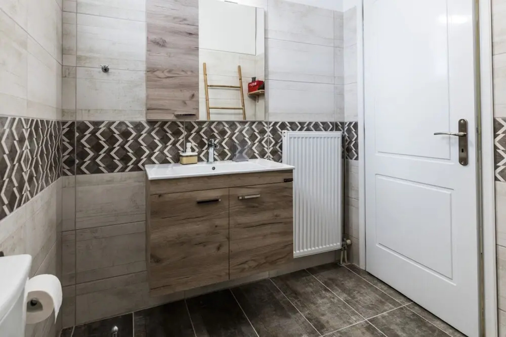 Alexander Apartments Airport