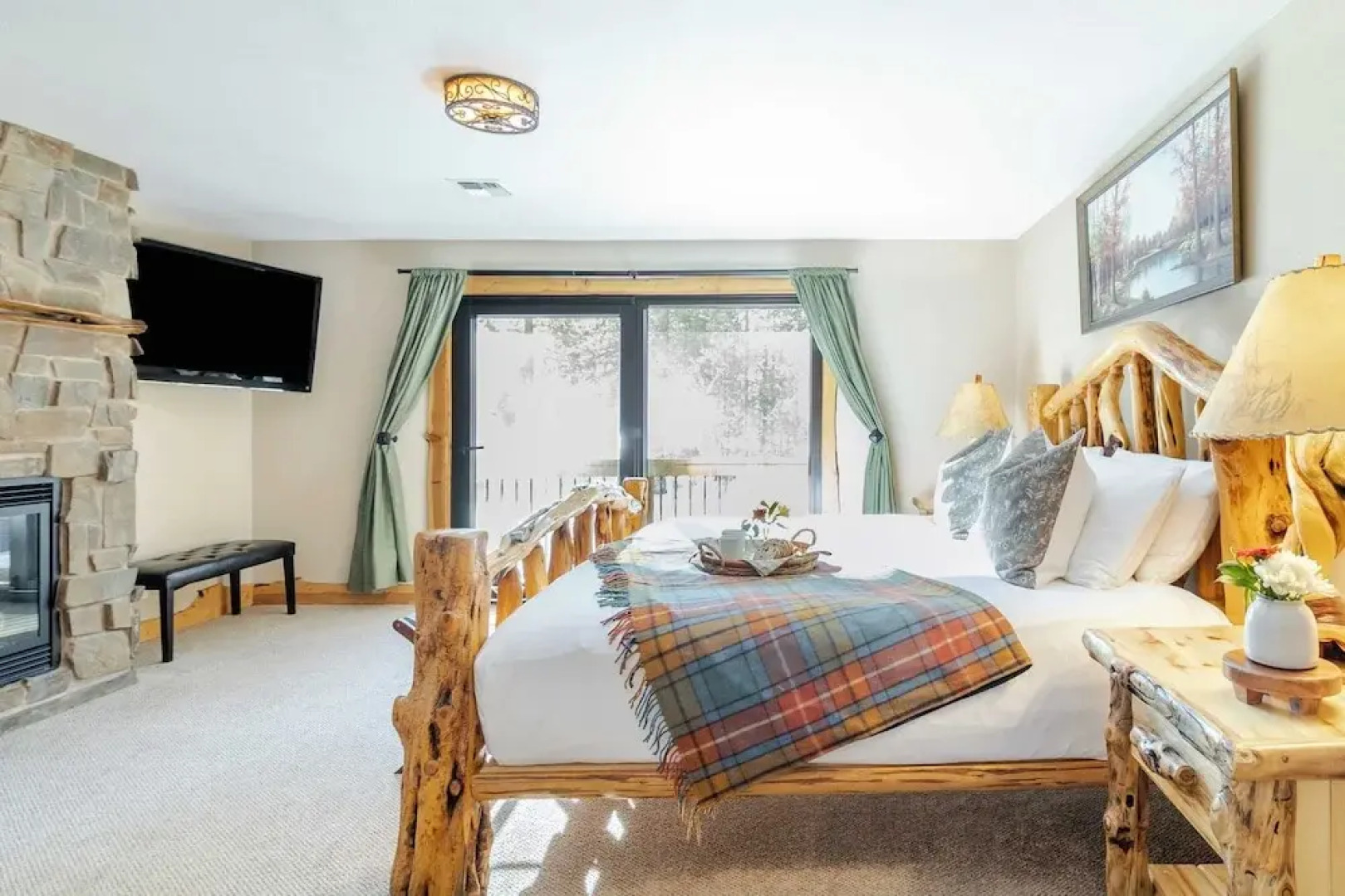 Base Camp by Avantstay Magical Cabin w/ Sauna, Hot Tub & Close to Snow & Golf