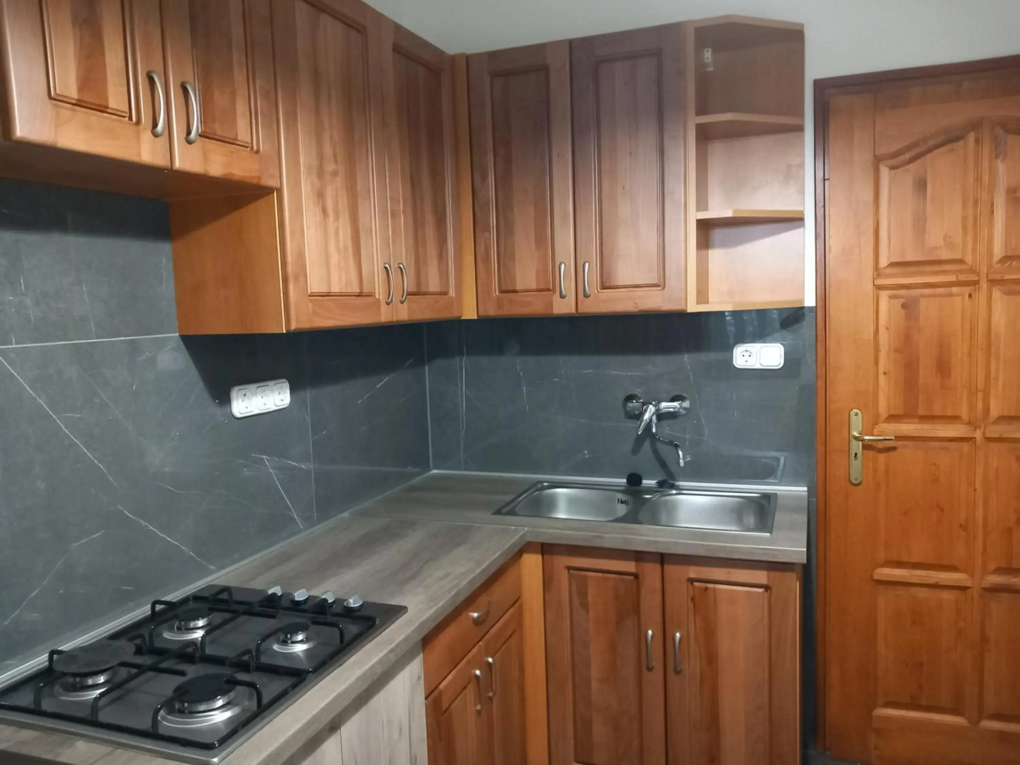 14 férőhelyes ház saját stéggel, játszótérrel Balatonfenyvesen vízparti utcában