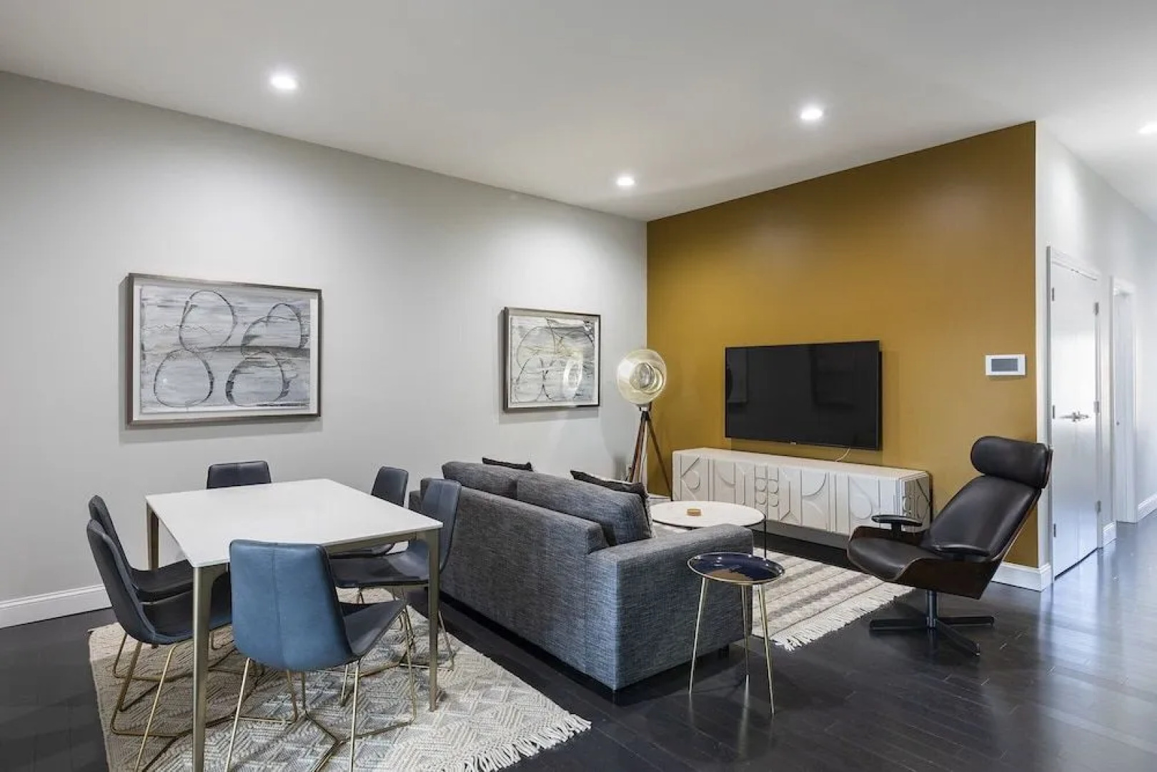 Huge Stylish 3 BR Loft Cobblestone St Next to NYC