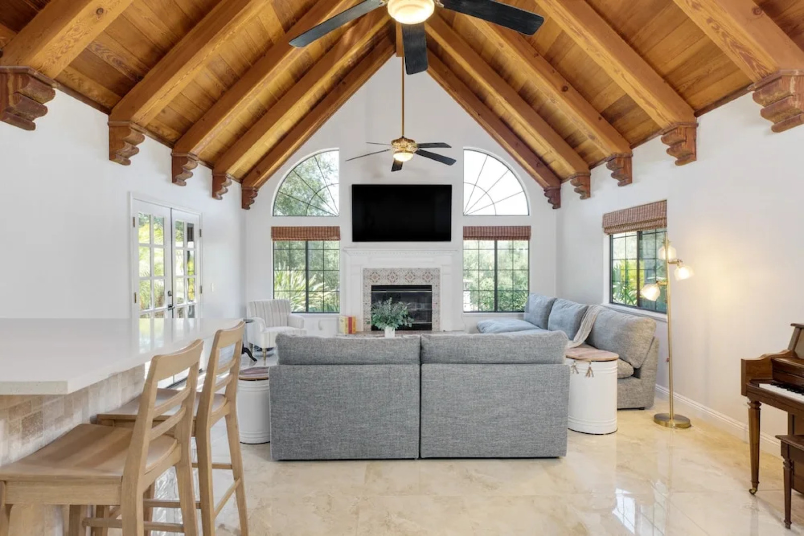 Burgundy by Avantstay Basketball Court Pool Hot Tub Outdoor Kitchen City Escape