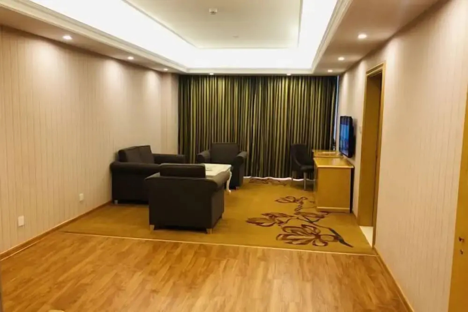 Vienna Hotel (Lingshan Liufengshan Pedestrian Street)