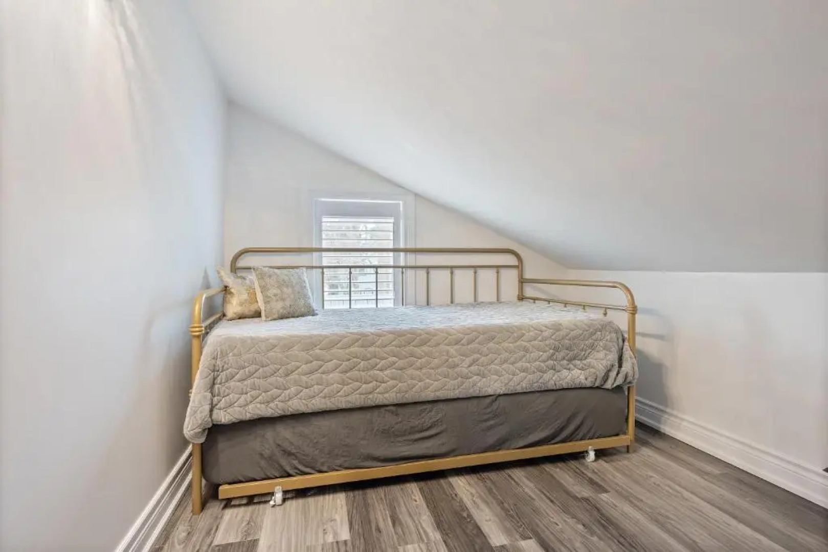 Lake Erie luxurious 2 BDR Condo with Beach access