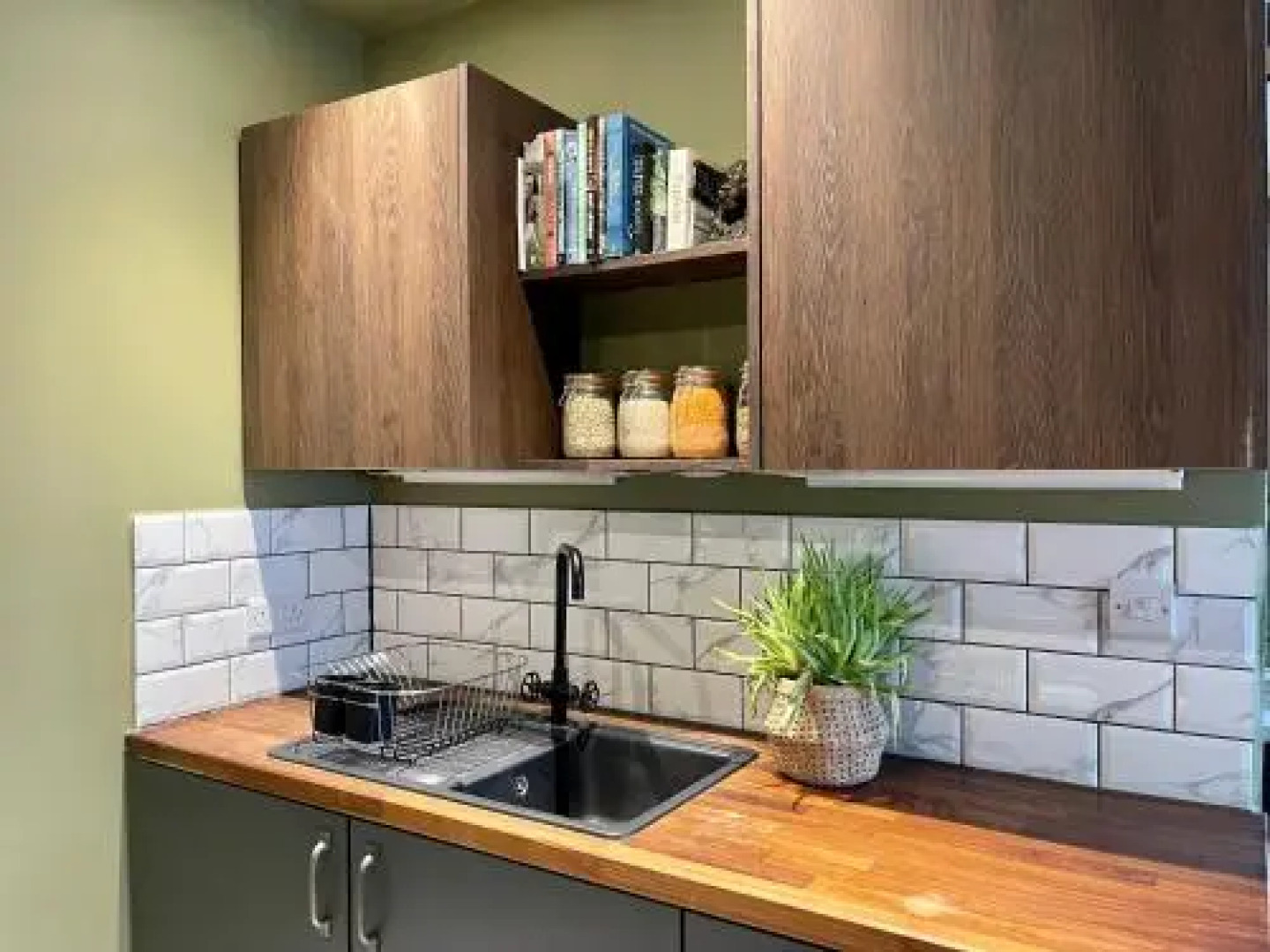 The Victorian Post House - Central Frome