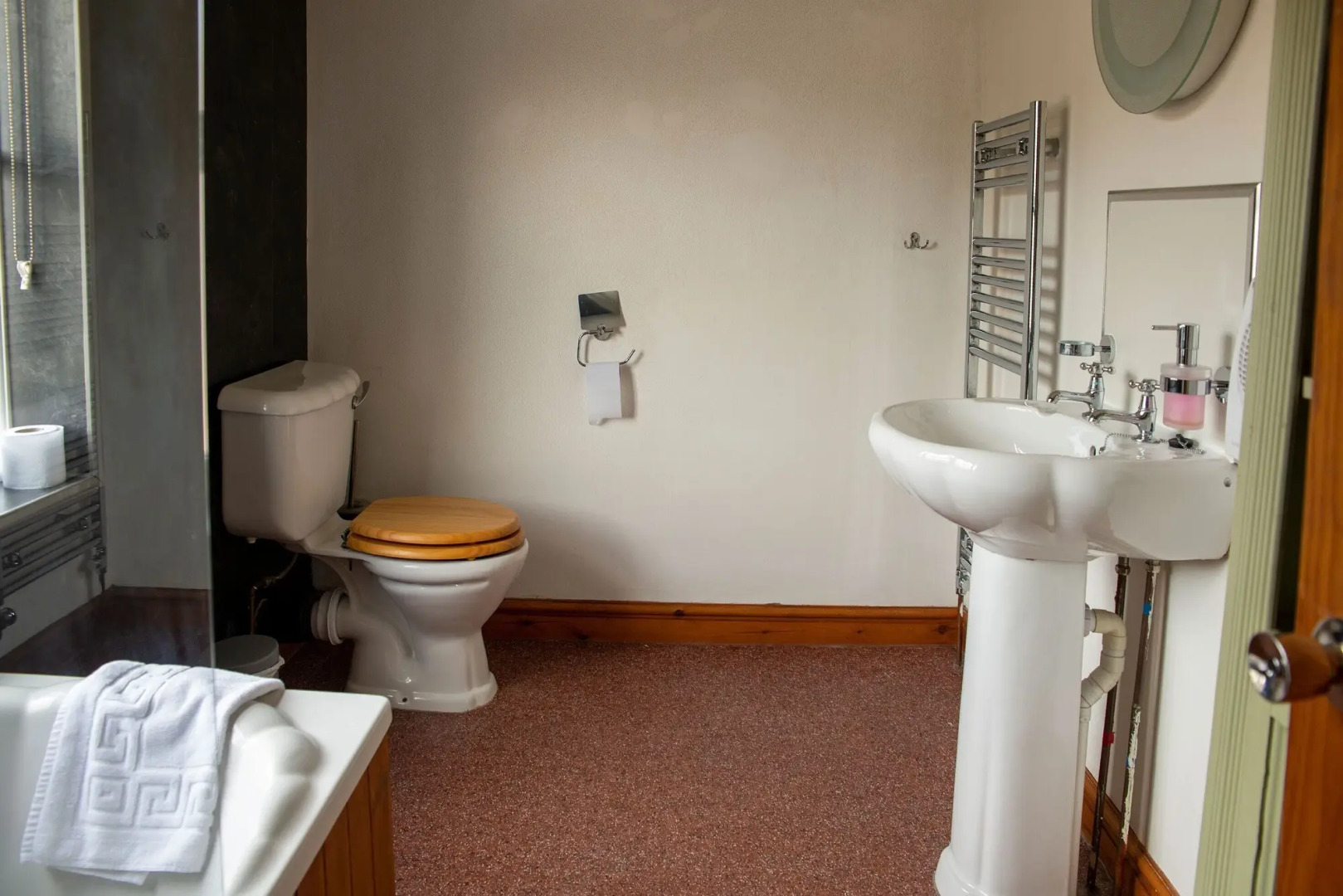 The Knighton Apartment by Paymán Club