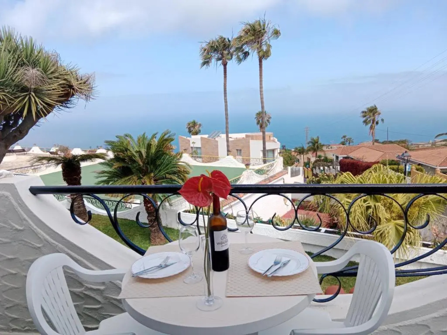 Studio sea front view & pool