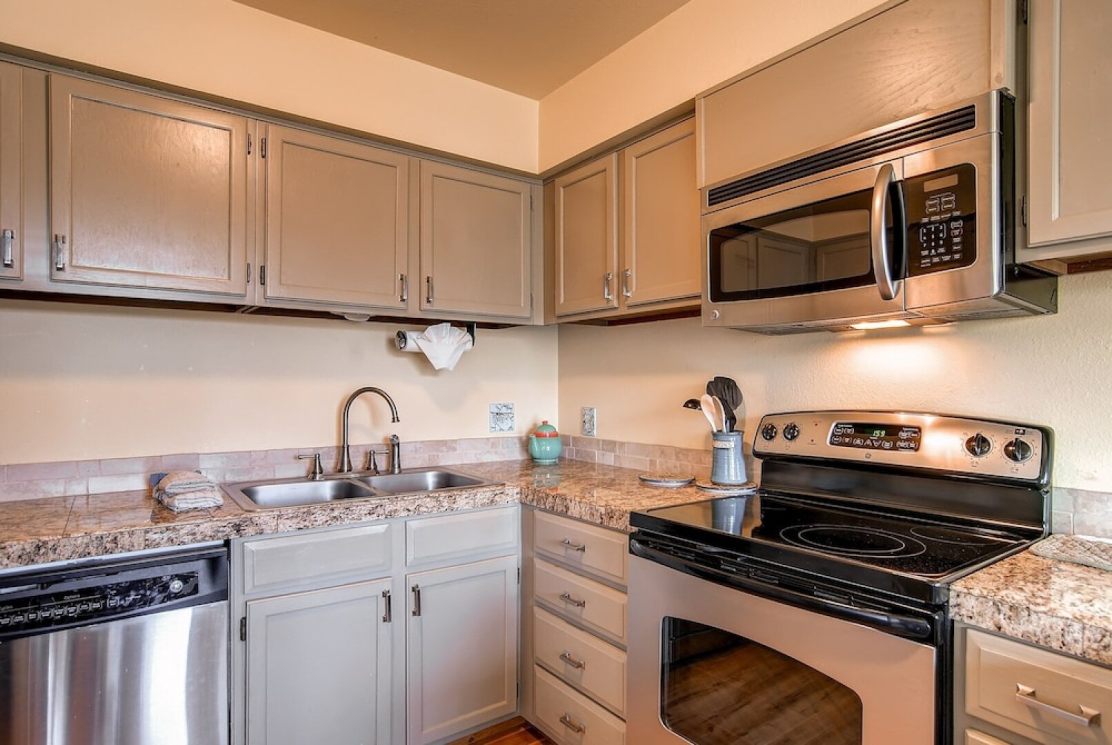 Ski Hill 32 2 Bedroom 1 Loft Condo by RedAwning