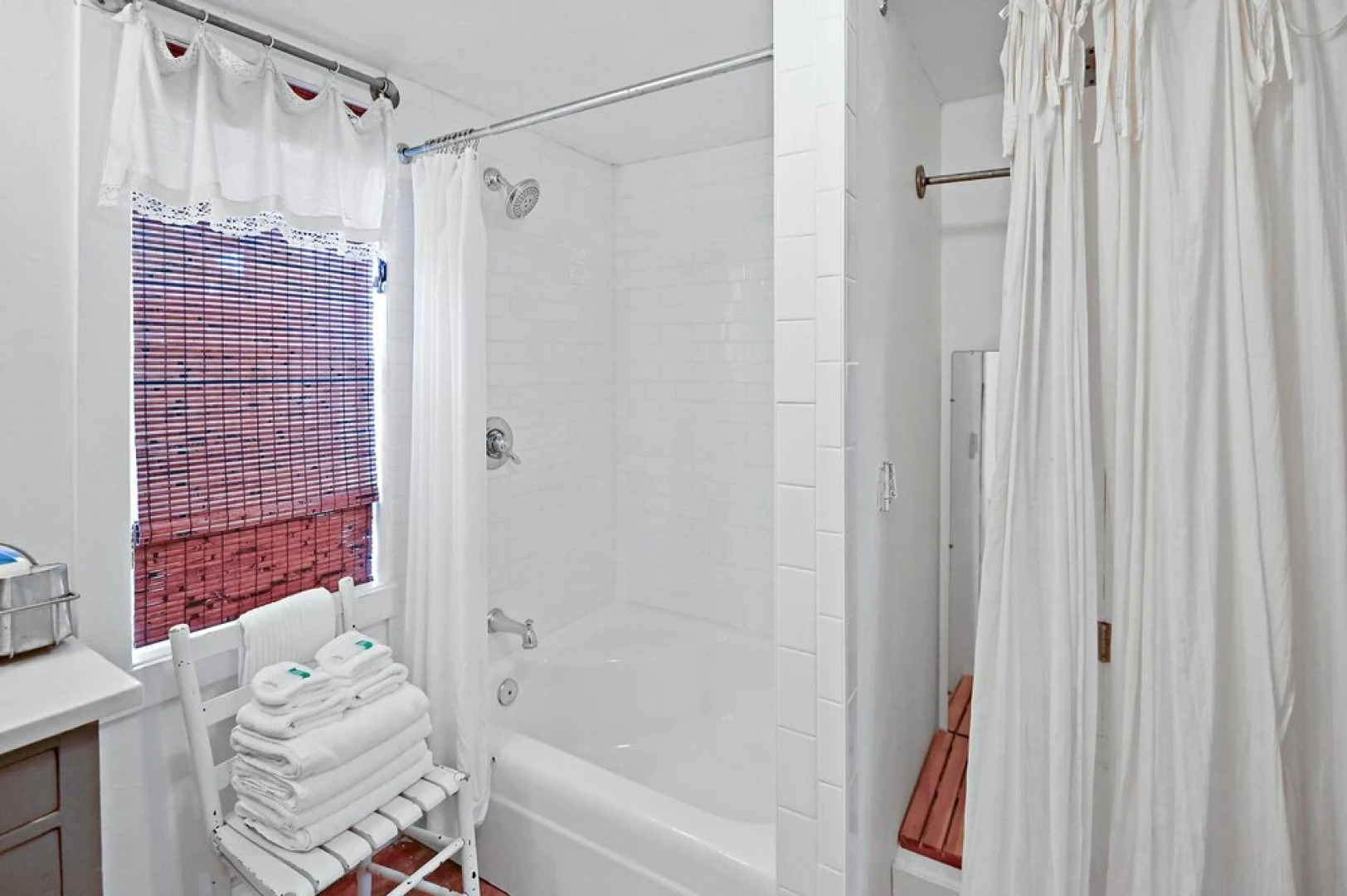 Gausthaus 402 1 Bedroom Cottage by RedAwning