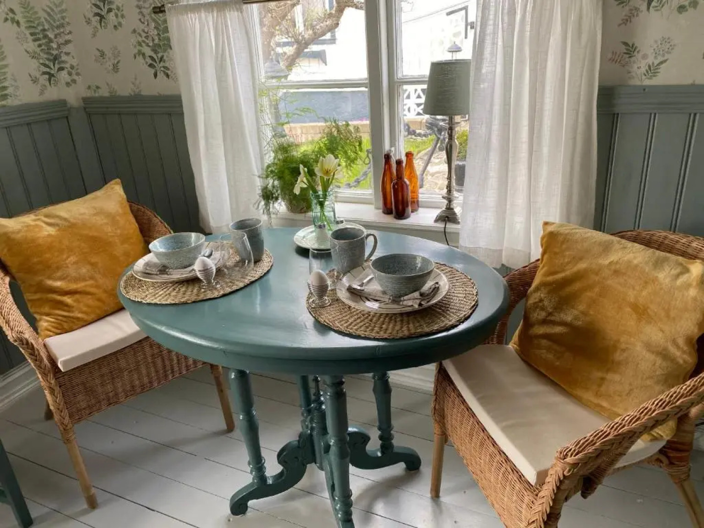 B&B Bland ormbunkar och rosor