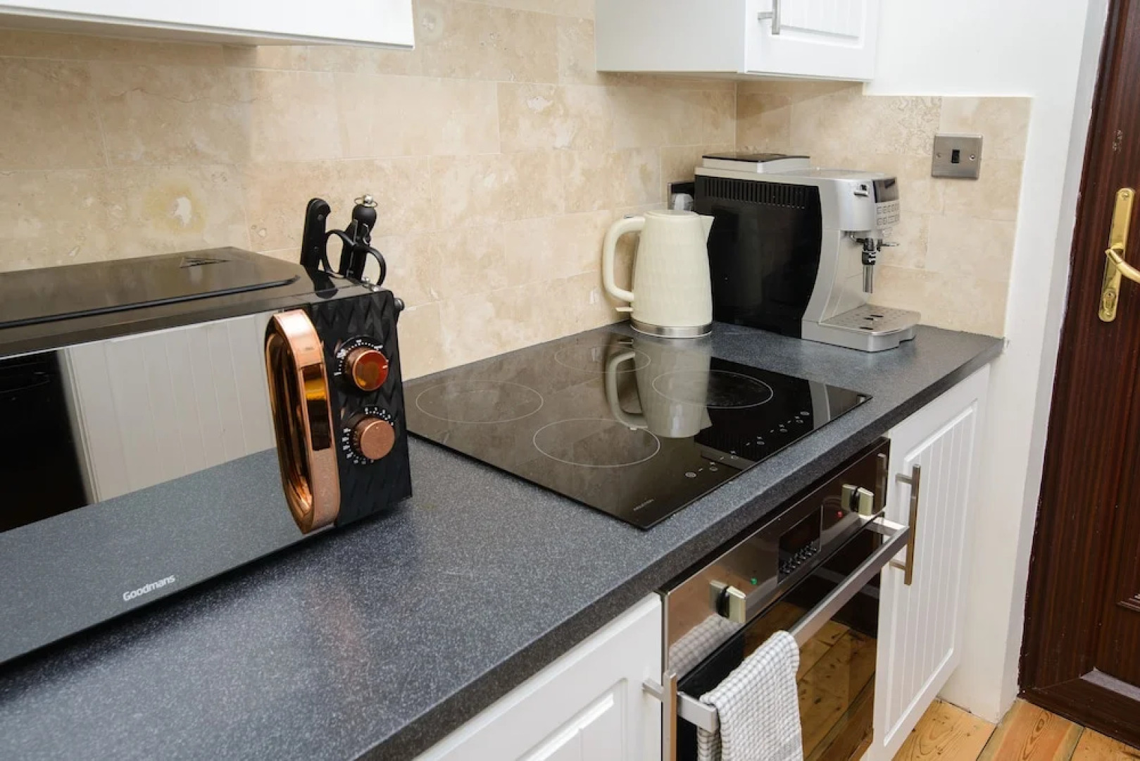 Deluxe 1 Bed Versace Hottub Skytv