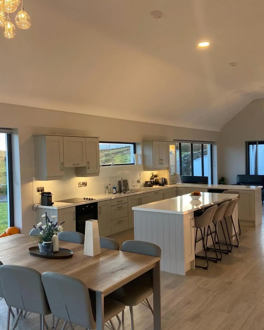 Spectacular ocean views & minutes to Cliffs- Clahane Shore Lodge