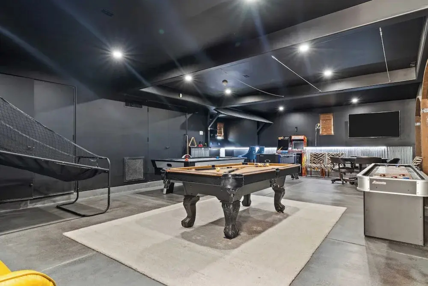 Luxe 7bdr Oasis w/ Pool, Putting Green, Game Room Villa Del Gallo by Avantstay