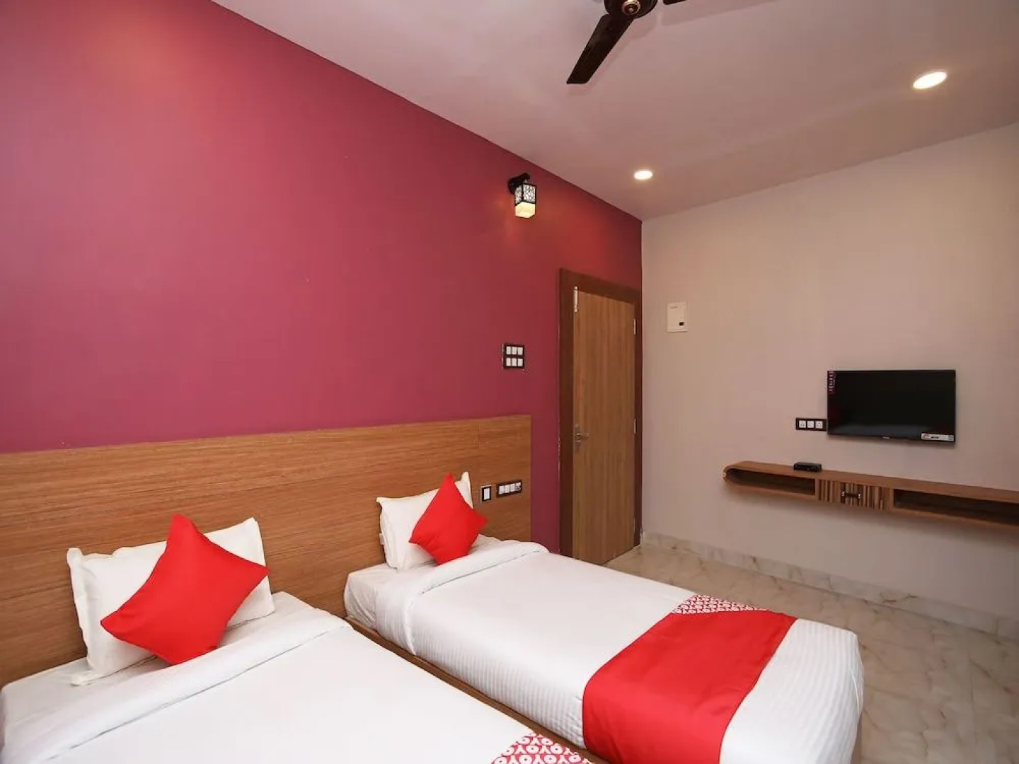 OYO 28645 Nirmalya Plaza