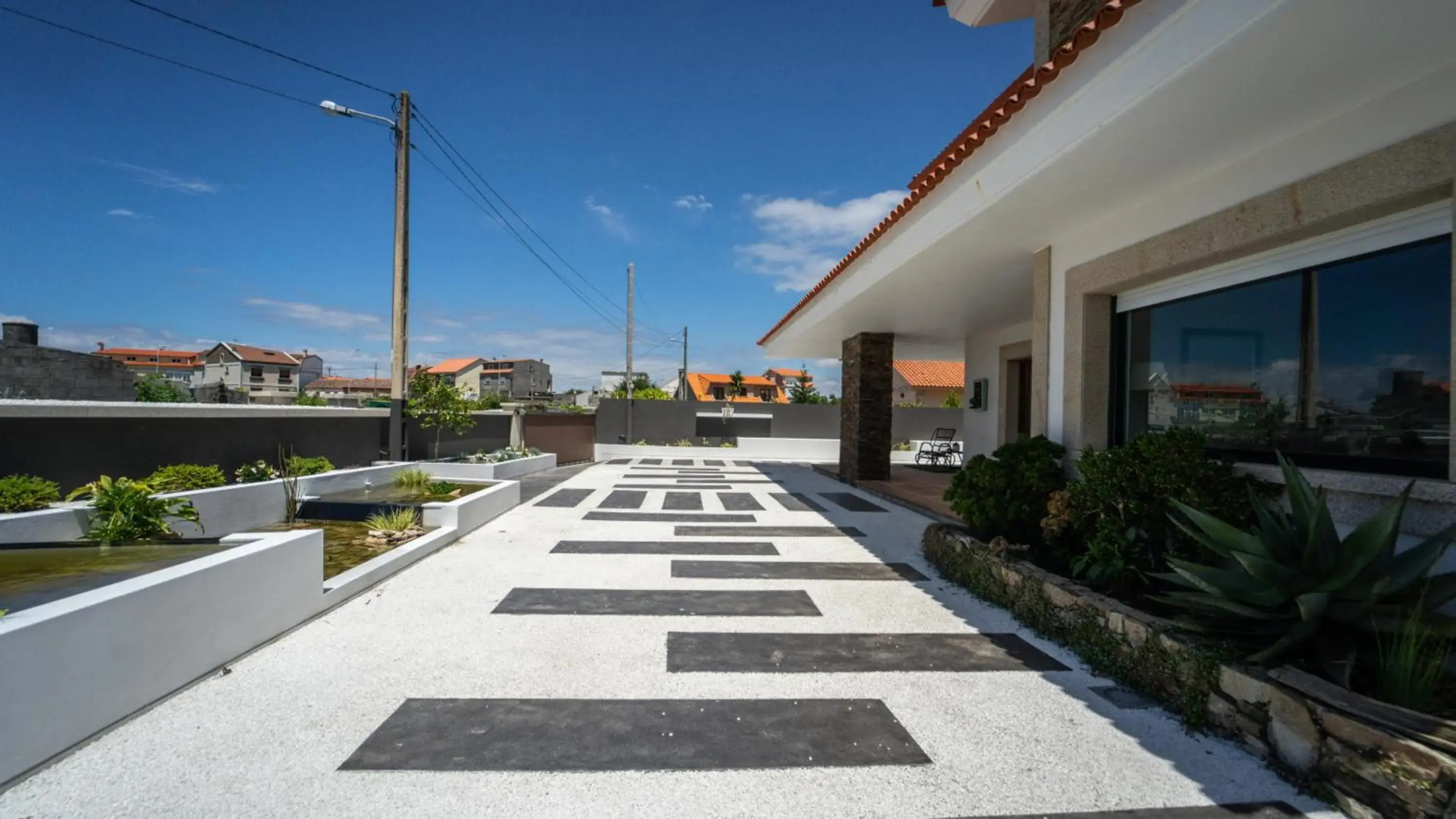 Villa con piscina a pie de playa