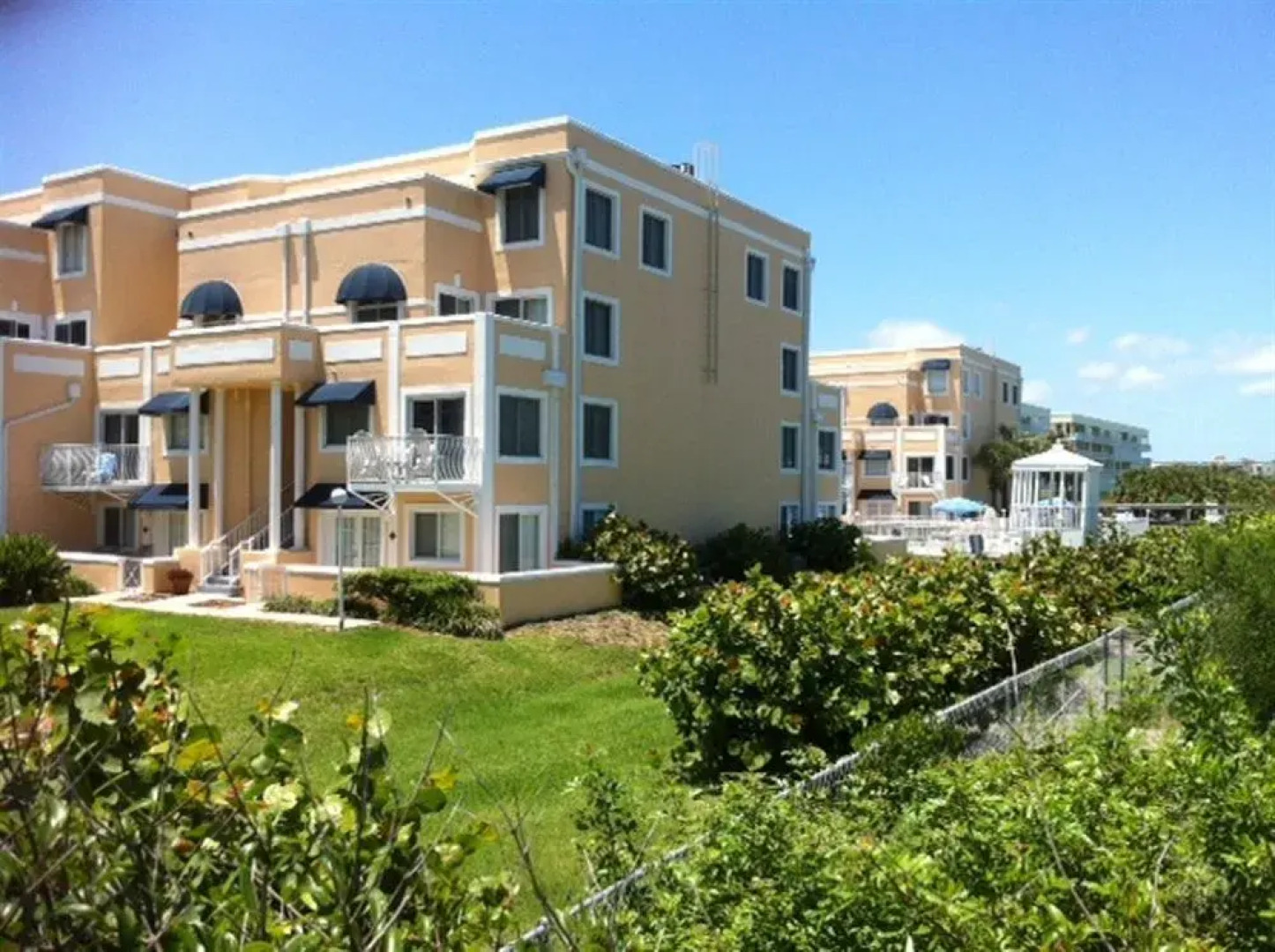 Royal Mansions Resort