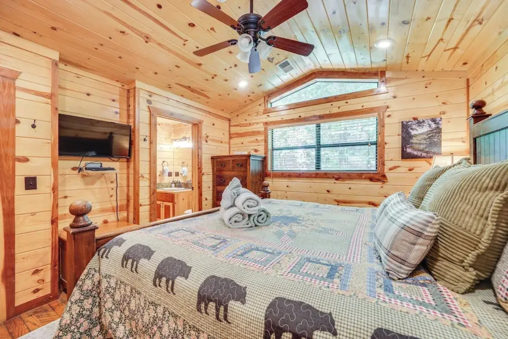 Cabin w/ Hot Tub & Wraparound Deck in Broken Bow!