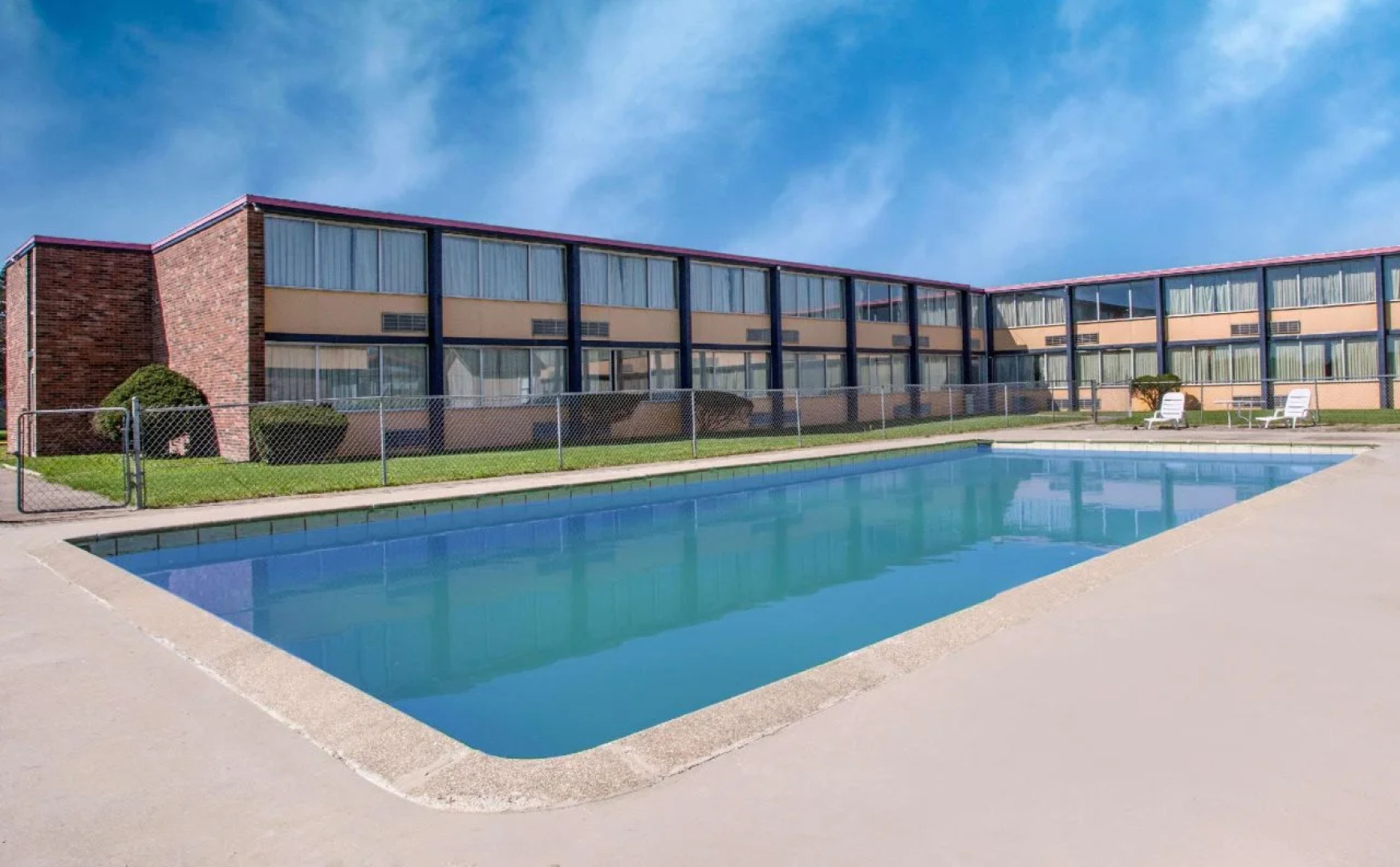 Napoleon Inn & Suits