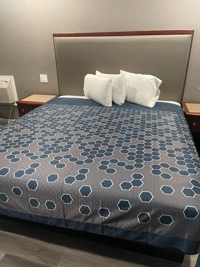 Royal Motel Tracy Llc