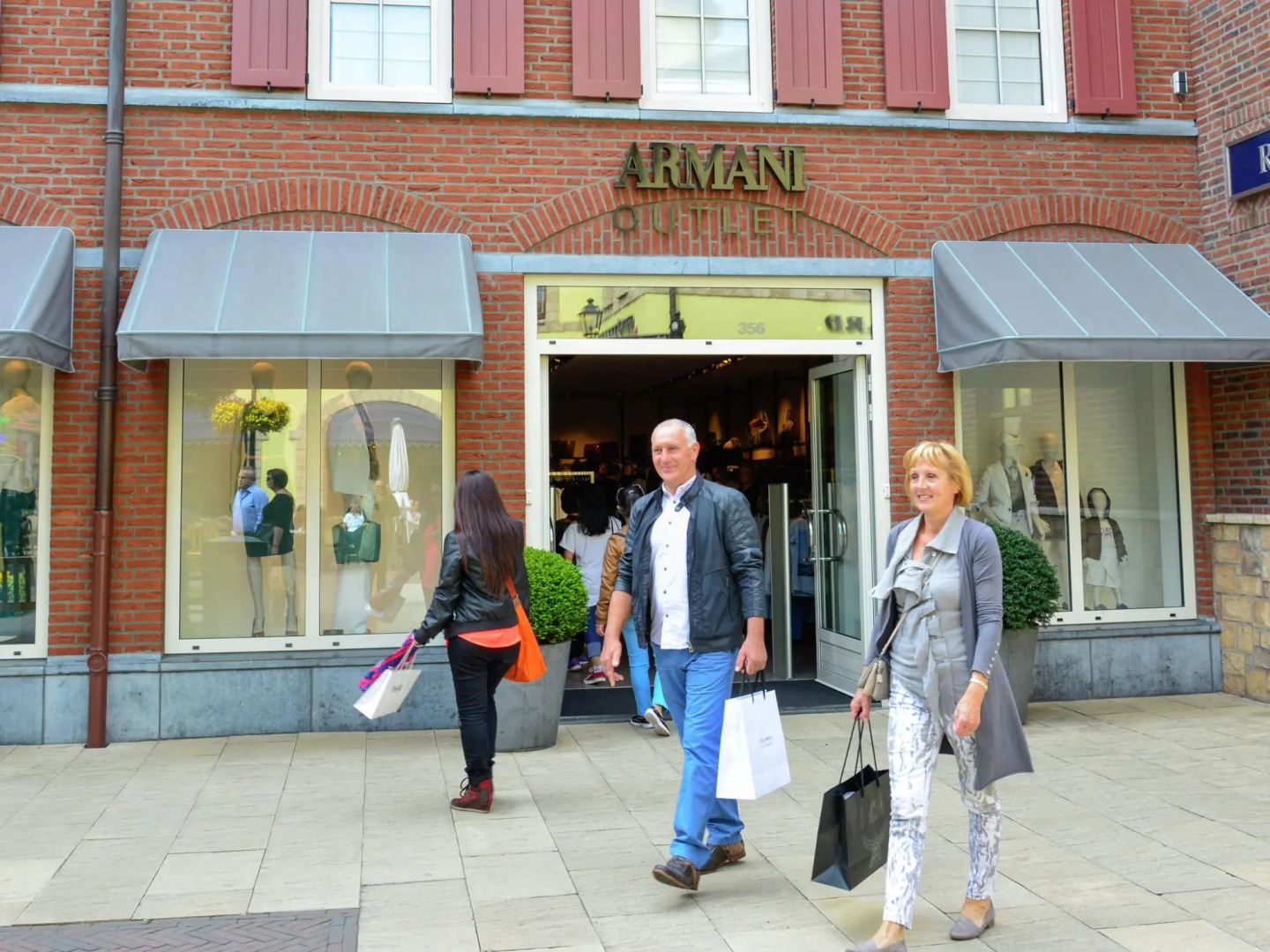 Stylish Villa by the Lake