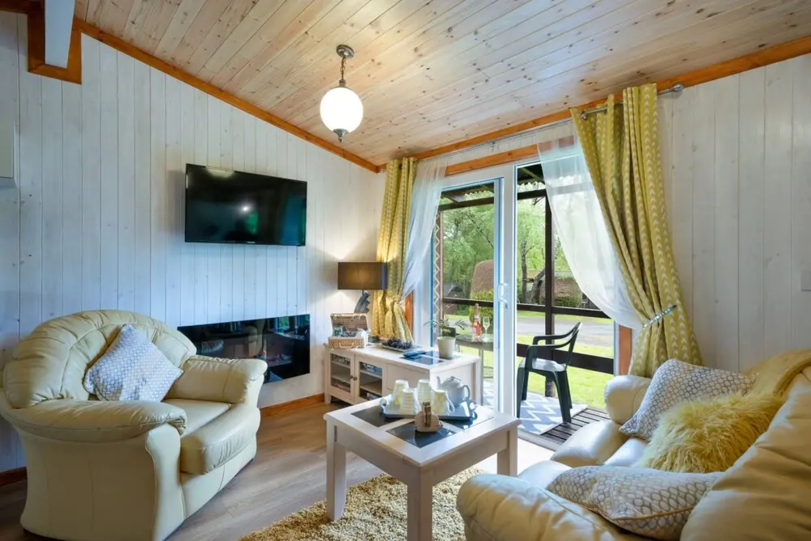Catkin Lodge set in a Beautiful 24 Acre Woodland Holiday Park