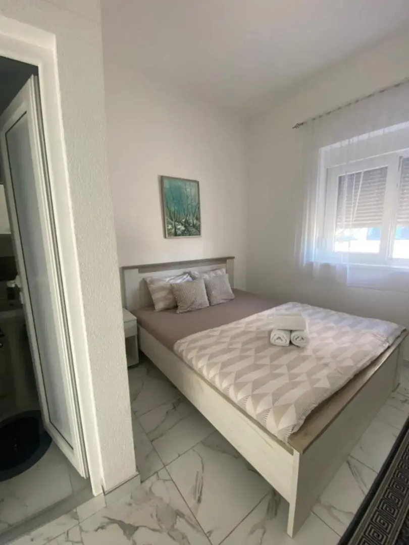 Plavi restoran, Loznica