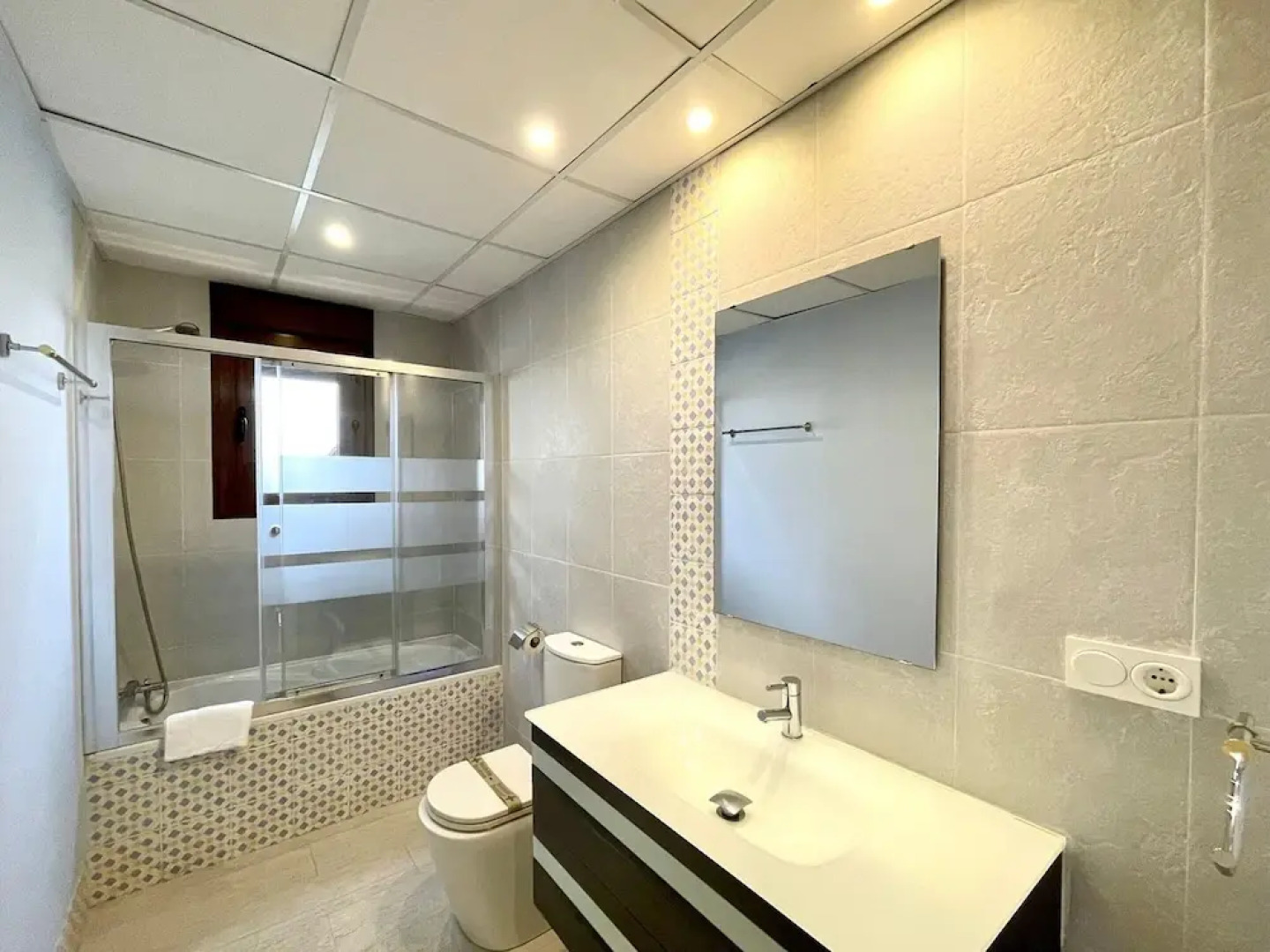 Sunlit Villa Near Golf