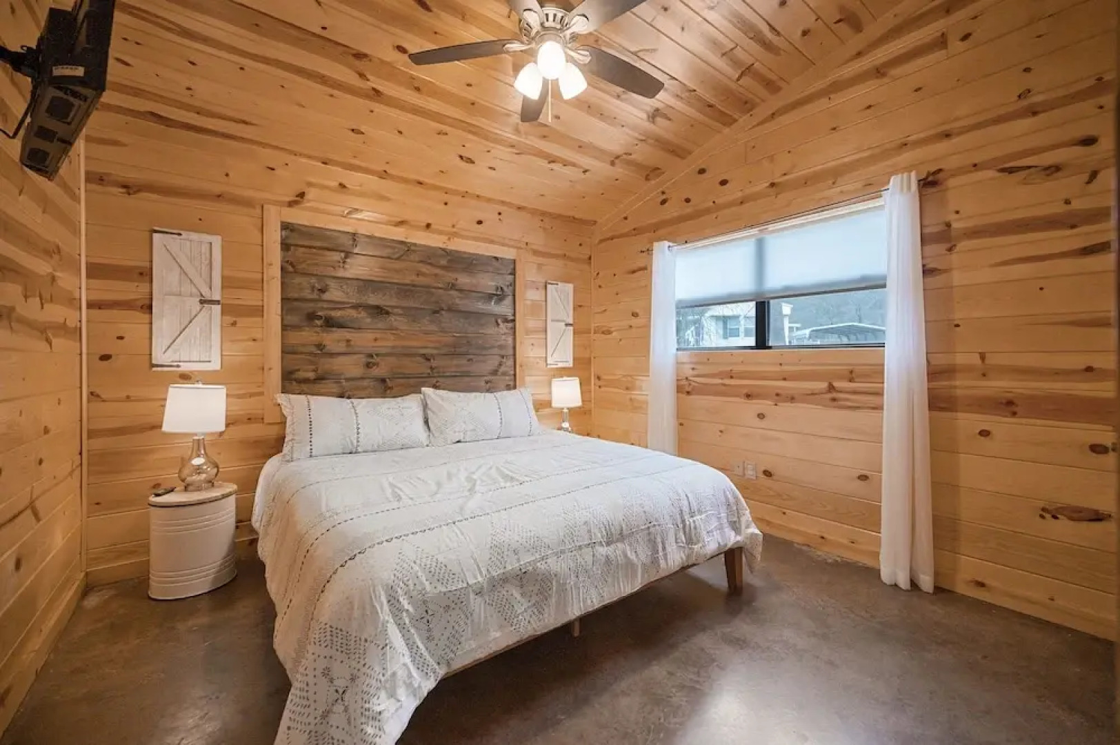 Creekside Casita Pet Friendly Unit With Wood Fireplace by Redawning