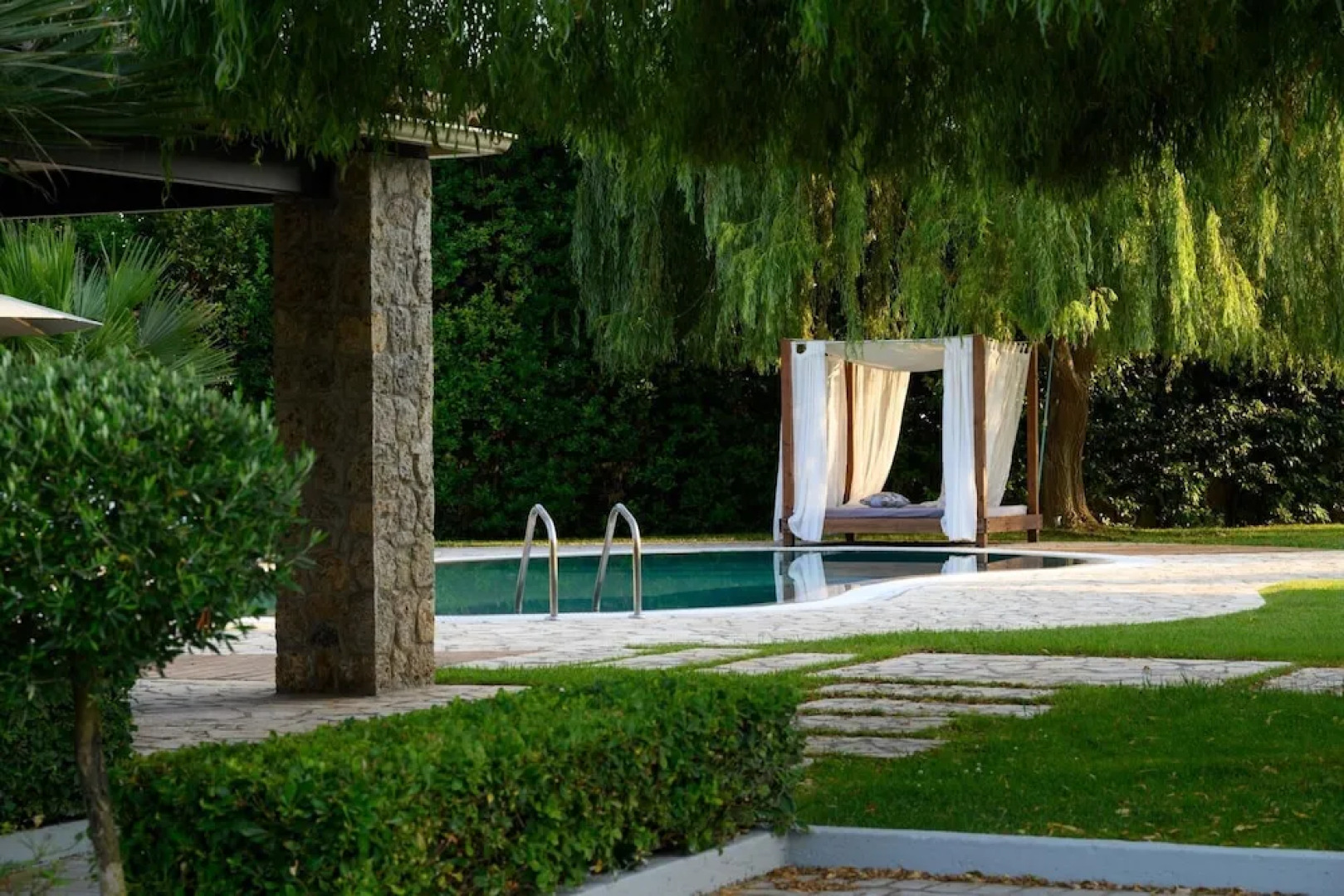 Villa Black White Dassia