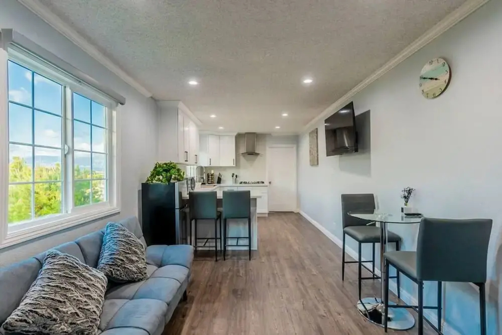 Stunning LA Luxury Retreat Ideal for Work or Play