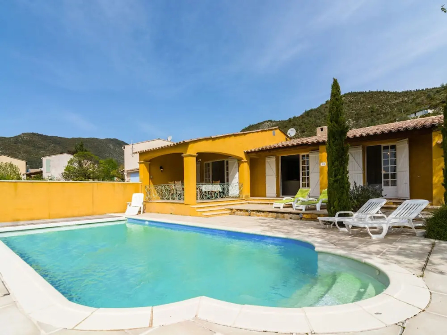 Beautiful, Spacious Villa With Private Swimming Pool Near Recreation Lake Lac de Castillion