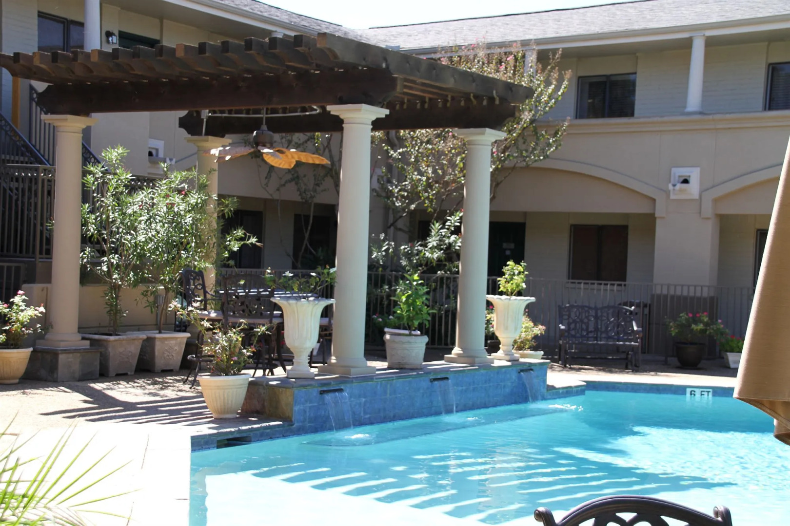 Vineyard Court Designer Suites Hotel