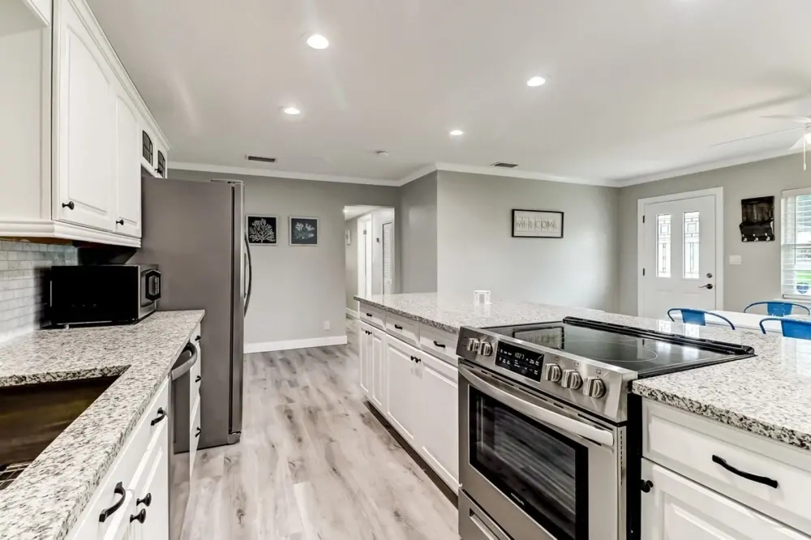 Private Pool Oasis, Walking Distance to the Beach